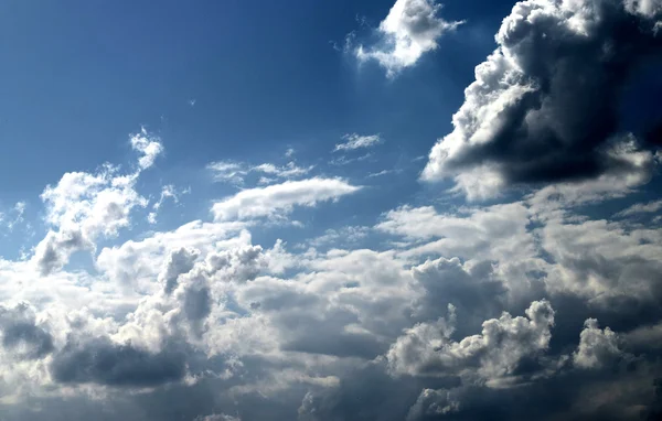 Himmel und Wolken Hintergrund — Stockfoto