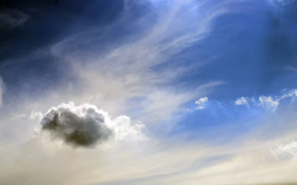 Himmel und Wolken Hintergrund — Stockfoto