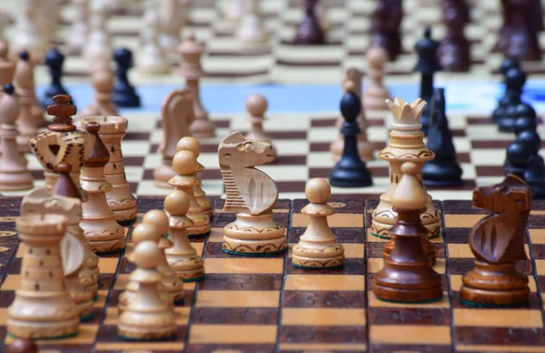 Grupp av schackpjäser i styrelsen — Stockfoto