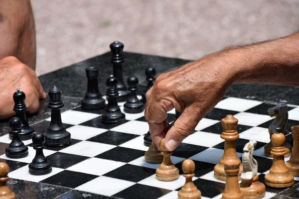 Hand på schackbrädet — Stockfoto