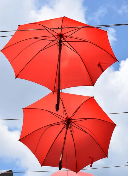 Dois guarda-chuva vermelho no ar — Fotografia de Stock