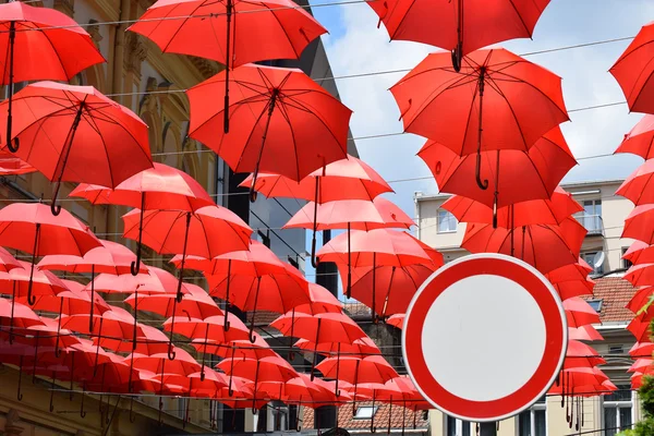 Não invadir guarda-chuvas no ar — Fotografia de Stock