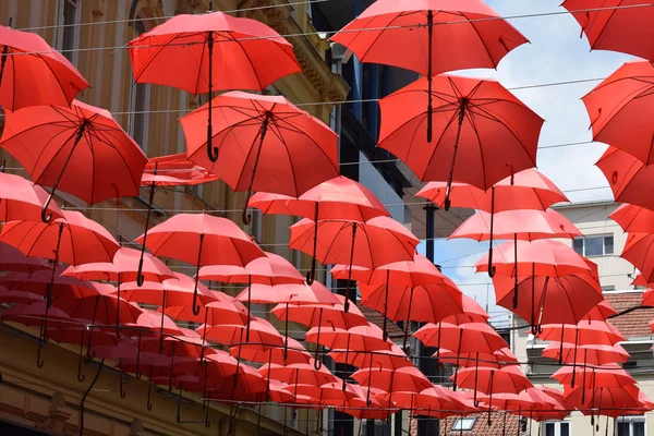 Skupina červený deštník ve vzduchu — Stock fotografie