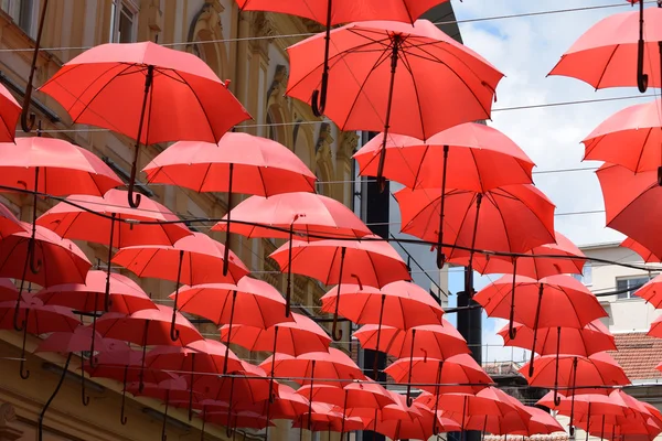 Grupo de guarda-chuva vermelho no ar — Fotografia de Stock