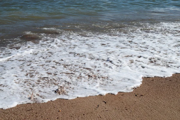 Τα μπλε κύματα της παραλίας στη θάλασσα — Φωτογραφία Αρχείου