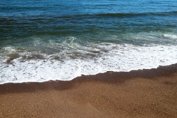 Τα μπλε κύματα της παραλίας στη θάλασσα — Φωτογραφία Αρχείου
