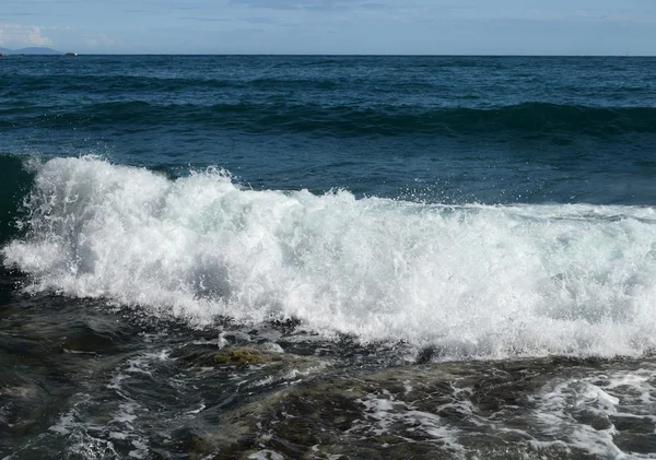 A kék hullámok a tenger-strand — Stock Fotó