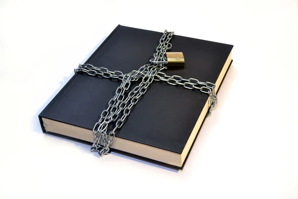 Libro negro con cadenas —  Fotos de Stock