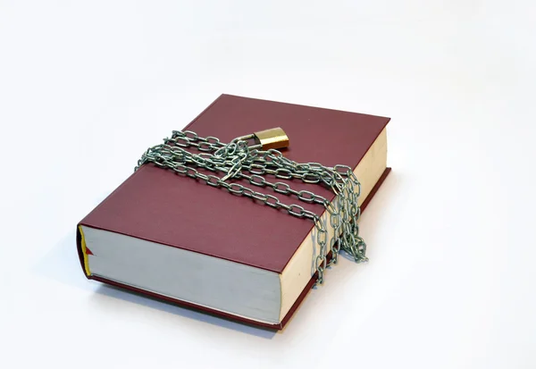 Libro Rojo con cadenas — Foto de Stock