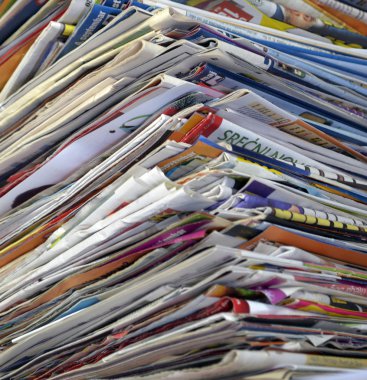 Beyaz bir arka plan üzerinde farklı dergi bir dizi