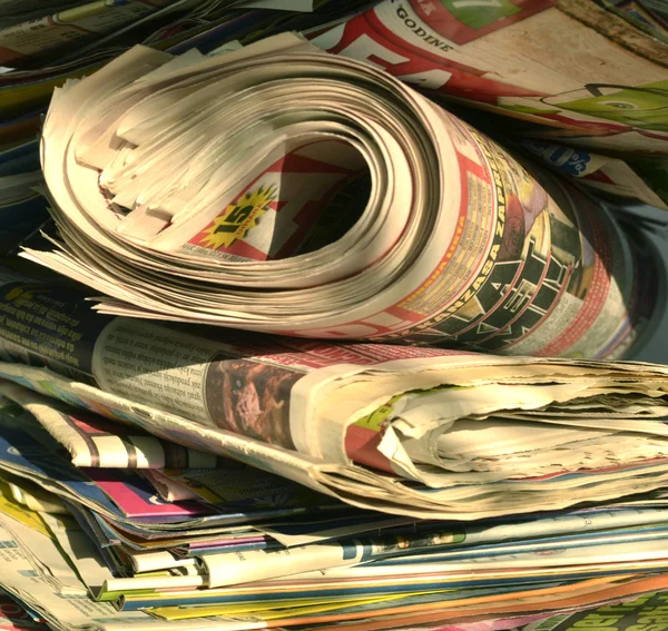 Newspapers in the crowd, — Stock Photo, Image