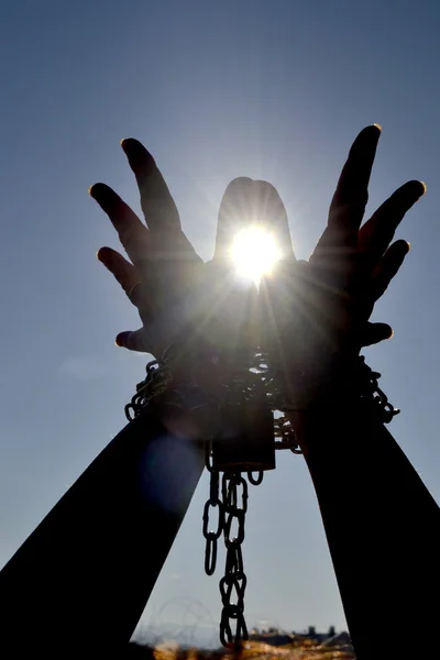 Hands in chains — Stock Photo, Image