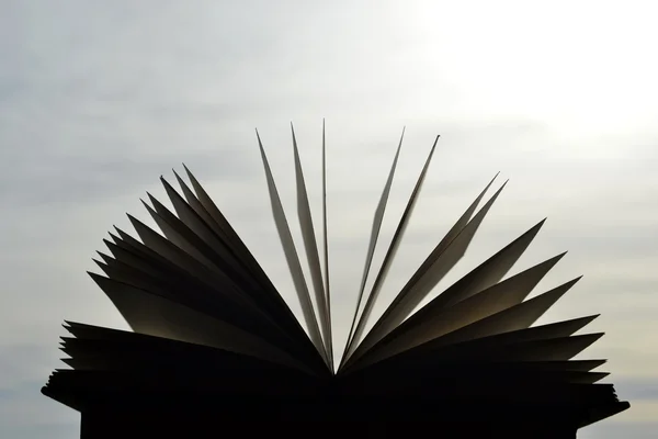 Libros y cielo —  Fotos de Stock