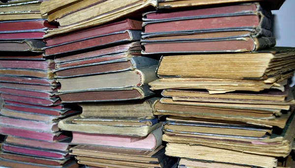 Livres anciens dans une bibliothèque — Photo