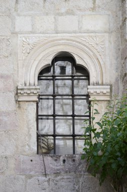 beyaz taş duvar süslemeleri ile antika pencere