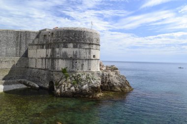 denizin üzerinde antik taş kale