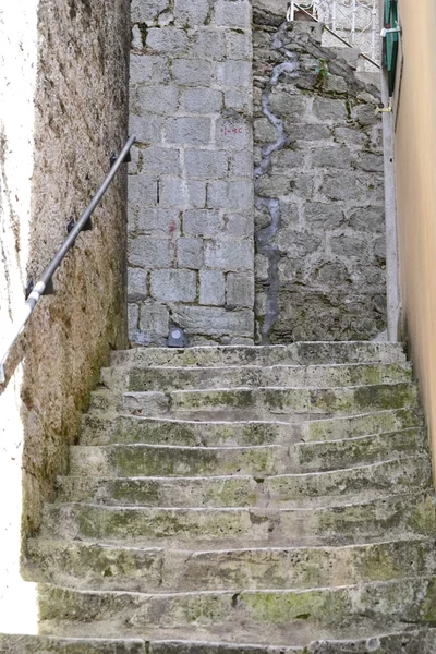 Antieke stenen trap in een kleine straat — Stockfoto
