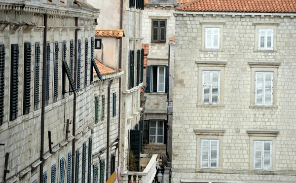 Ortaçağdan kalma şehir içinde çeşitli vintage pencere eşiği