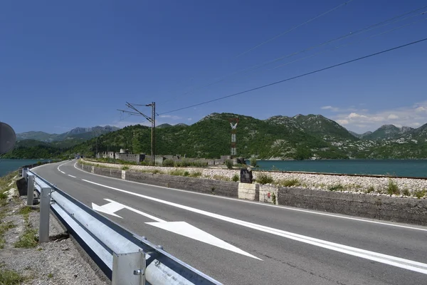 Via férrea e a estrada junto ao lago Skadar — Fotografia de Stock