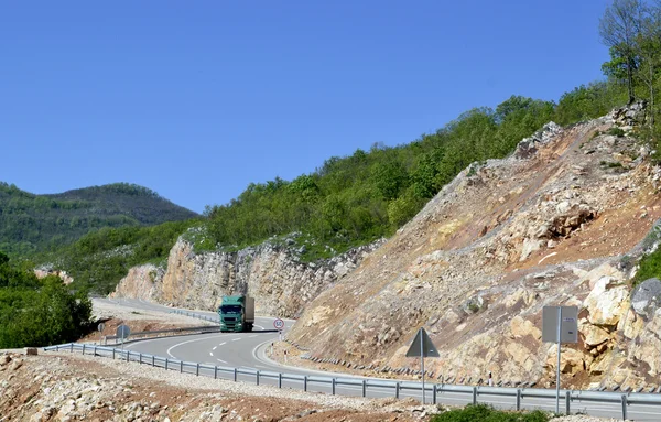 Estrada na grande montanha — Fotografia de Stock