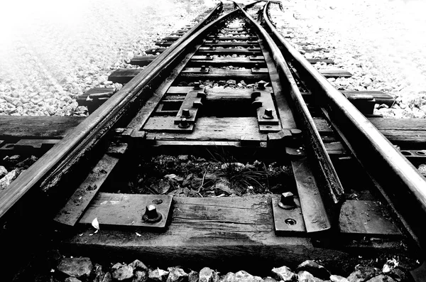 Velhos trilhos ferroviários nas montanhas — Fotografia de Stock