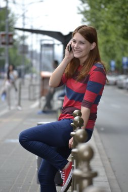 Neşeli sohbet eden tramvay istasyonu.