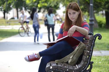 Ppretty kız parkta bir kitap okuma