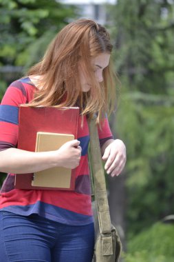 Bak! Benim defter düştü.