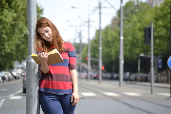 Este es un libro tan romántico, no puedo parar de leer. ! — Foto de Stock