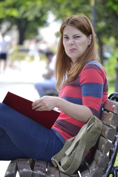 Bah! Dit is nauwelijks een interessant boek — Stockfoto