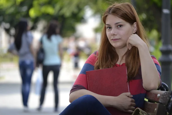 Молодая студентка позирует в парке — стоковое фото