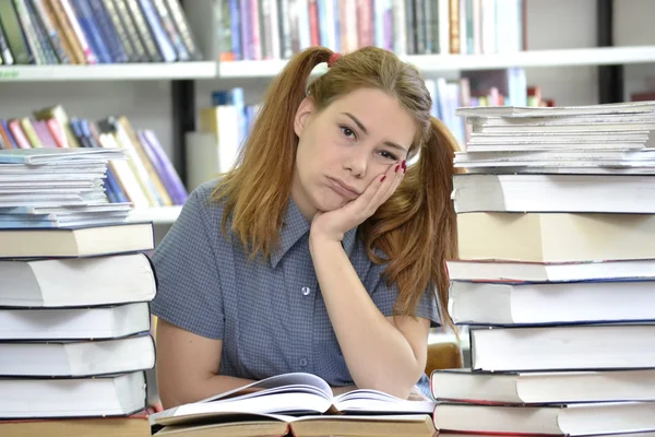 ¿Qué está pasando ahí fuera mientras estoy aquí, leyendo y leyendo y leyendo ... — Foto de Stock