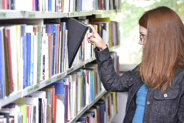 Feminino Um bibliotecário encontrou o livro desejado — Fotografia de Stock