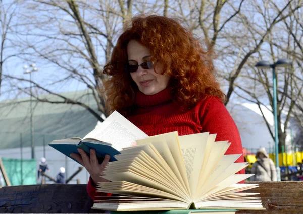 Enjoy reading in the open air — Stock Photo, Image