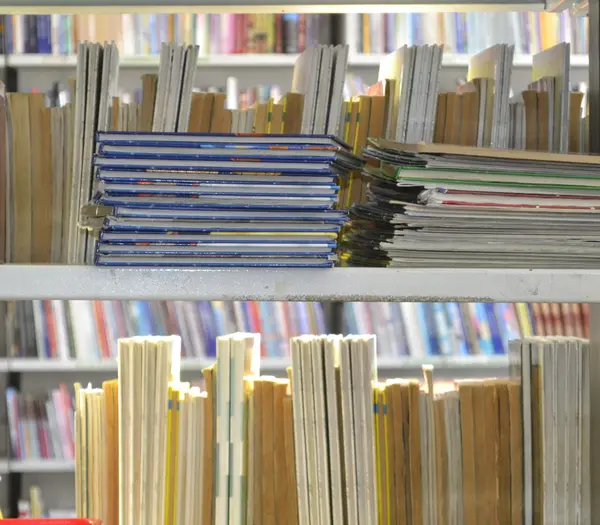Könyvek egy polcon a könyvtárban — Stock Fotó