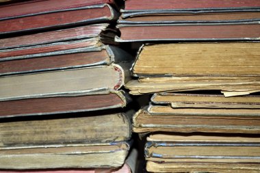 Kütüphanedeki rafta duran kitaplar.