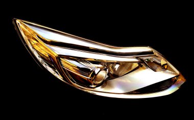 siyah bir arka plan üzerine açık araba