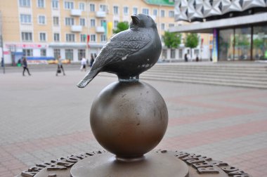 BARANOVICHI, Belarus - 14 Mayıs 2015. Anıt serçe