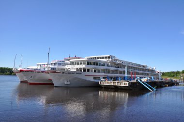 Uglich, Rusya Federasyonu - Mayıs, 21. Yolcu gemilerine pier yakınındaki.