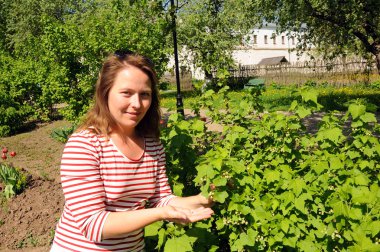 Genç kadının yanına bush kuş üzümü