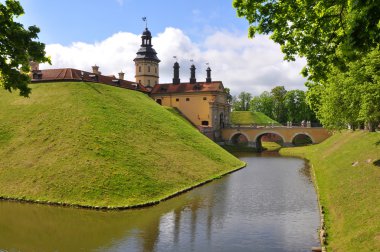 Castle, hendek ve sur. Nesvizh. Belarus