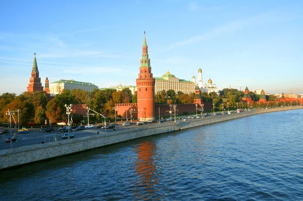 Kremlin van Moskou van de Kremlin embankment — Stockfoto