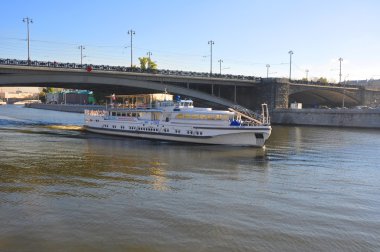 Moskova, Rusya - 17 Ekim. Moskova Nehri üzerinde gemi