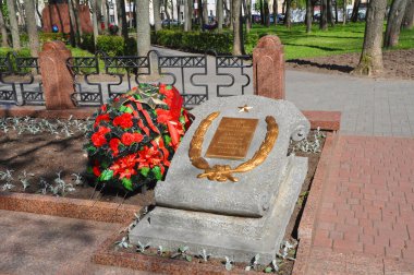 VITEBSK, BELARUS - 17 Mayıs 2017: Büyük Vatanseverlik Savaşı 'nda ölen kahramanların mezarlığındaki Tombstone