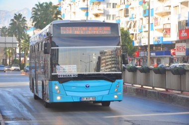 ANTALYA, TURKEY - 10 Kasım 2017: Sokaktaki normal otobüs