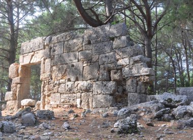Antik Phaselis şehrinin ana yolunun yanındaki harabeler. Türkiye 