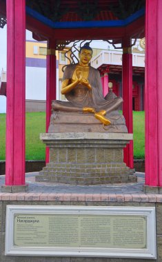 ELISTA, Rusya - 9 Mayıs 2018: büyük öğretmen Nagarjuna. Buddha Shakyamuni 'nin Altın Tapınağı yakınlarındaki heykel 