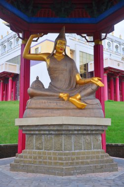 ELISTA, RUSSIA - 9 Mayıs 2018: Büyük Öğretmen Acharya Aryadev 'in heykeli Buddha Shakyamuni' nin Altın Tapınağı yakınlarında 