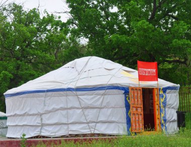 ELISTA, RUSSIA - 9 Mayıs 2018: Kultsturm sergisine ev sahipliği yapan etnohoton Bumbin Orn 'da Yurt