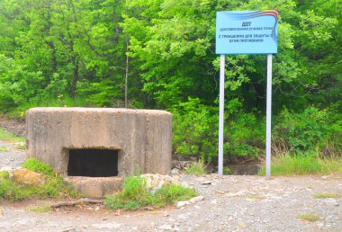 KABARDINKA, RUSSIA - 12 Mayıs 2019: Müze sergisi Battery Zubkov 'da açıklayıcı bir plaka ile Pillbox
